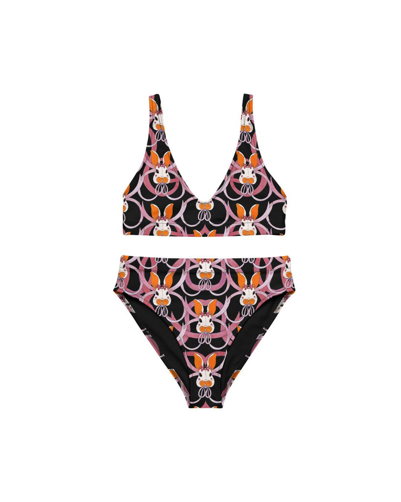 Unieke bikini in zwart met illustratieve print van konijntjes in oranje en roze  – flatlay voorkant
