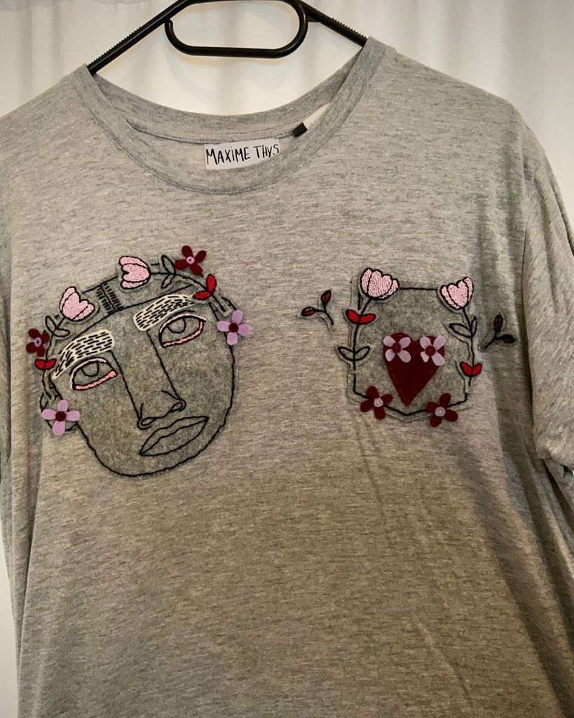 Grijze t-shirt met bordeaux en lila accenten. Met de hand geborduurd door Belgische ontwerpster Maxime Thys