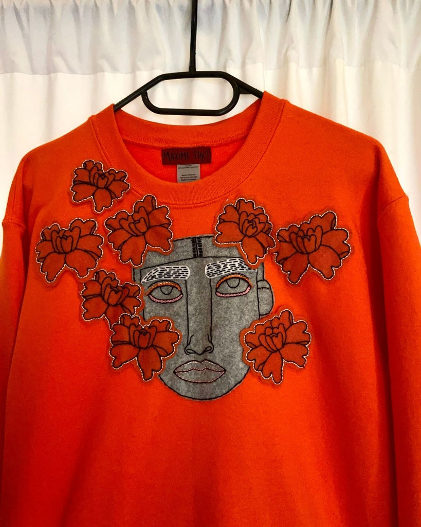 Trendy Oranje comfy sweatshirt. Met de hand geborduurde bloemen. Oranje en grijs