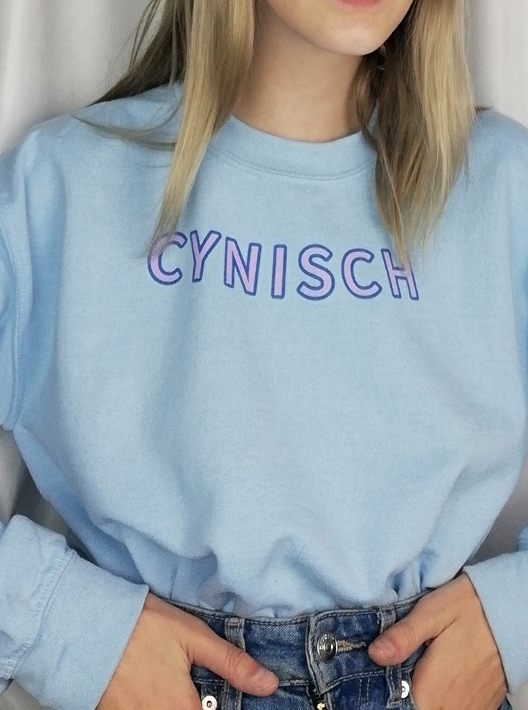 lichtblauwe sweater met opschrift cynisch