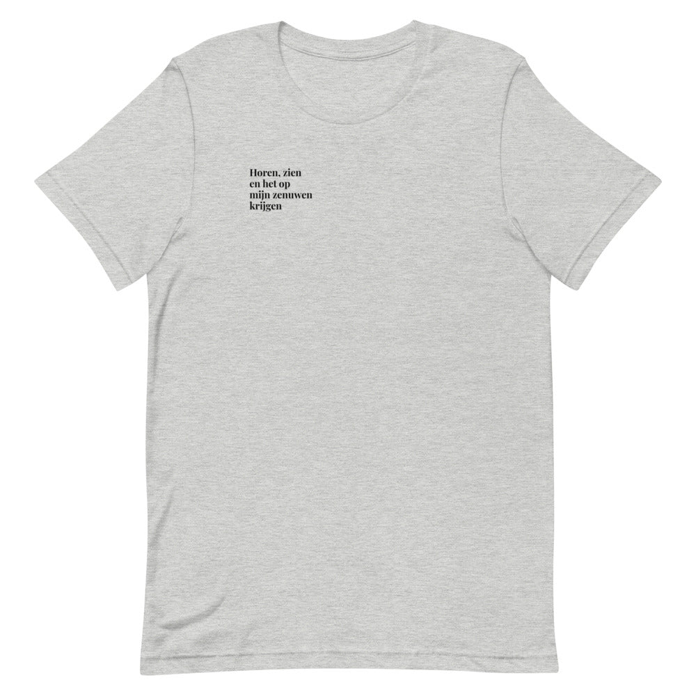 grijze t-shirt met quote 'horen, zien en het op mijn zenuwen krijgen'
